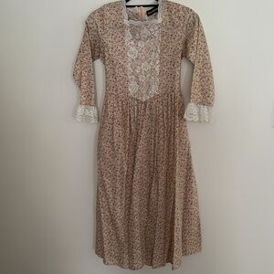 Pioneer dress up dress costume with bonnet and pearl necklace. Perfect condition